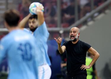Pep Guardiola gesticula dando instrucciones a sus jugadores.