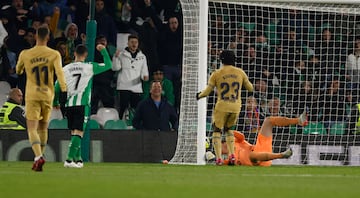 1-2. Jules Koundé marca en propia el ptrimer gol bético en el minuto 84. El defensa francés, en el segundo palo, intenta ceder a Marc-André ter Stegen metiendo el balón en su portería.