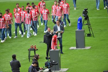 Iker Muniain aplaude a sus compañeros de equipo, que acudieron al homenaje de despedida con la camiseta de Muniain.