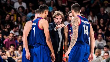 Roger Grimau da instrucciones a sus jugadores del Barça.