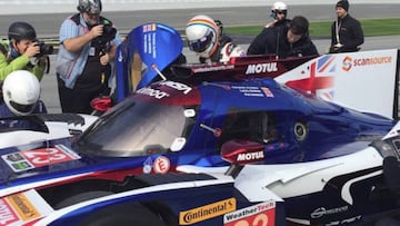 Fernando Alonso subiéndose al coche.