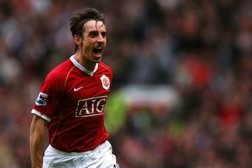 En toda su carrera como jugador Gary Neville slo visti la camiseta del United. Fue el segundo en debutar de los Fergie Boys y lleg a jugar 602 partidos con la camiseta de los red devils. Eterno lateral derecho durante casi dos dcadas, hasta su retirada en 2011, Gary gan 12 ligas, dos Champions, cuatro FA Cup, nueve Supercopas de Inglaterra, cuatro Copas de la Liga y una edicin del Mundial de Clubes.