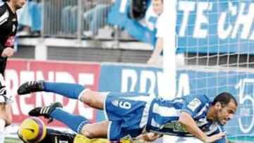 <b>TRIUNFO HEROICO.</b> Salva intenta rematar un balón en el área alavesista.