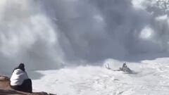 Agónico rescate a un surfista de 13 años en Nazaré