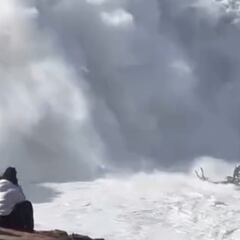 Agónico rescate a un surfista de 13 años en Nazaré