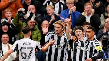 NEWCASTLE (United Kingdom), 21/10/2025.- Anthony Gordon of Newcastle (2-R) celebrates after scoring 1-0 goal during the UEFA Champions League league phase match between Newcastle United and SL Benfica, in Newcastle, Britain, 21 October 2025. (Liga de Campeones, Reino Unido) EFE/EPA/ADAM VAUGHAN