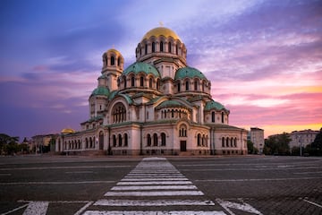 Comida: desde las 12:00 hasta las 14:00 horas | Cena: desde las 19:30 hasta las 20:30 horas. En la foto, la Catedral de San Alejandro Nevski de estilo neobizantino, ubicada en la capital de Bulgaria, Sof¨ªa.