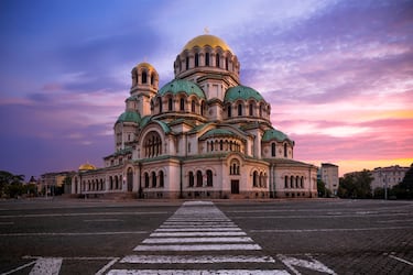 Comida: desde las 12:00 hasta las 14:00 horas | Cena: desde las 19:30 hasta las 20:30 horas. En la foto, la Catedral de San Alejandro Nevski de estilo neobizantino, ubicada en la capital de Bulgaria, Sofía. 

 