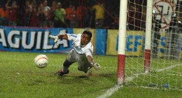 Inició su carrera profesional en Millonarios en 2005. El portero recibió la confianza y poco a poco se consolidó y brilló hasta 2009, luego decidió irse al Deportivo Cali. En 2019 fichó por Atlético Nacional luego de 6 años en Once Caldas en donde fue capitán. Actualmente sigue en el equipo verde y espera conseguir títulos de la mano de Juan Carlos Osorio, que le ha brindado confianza. 