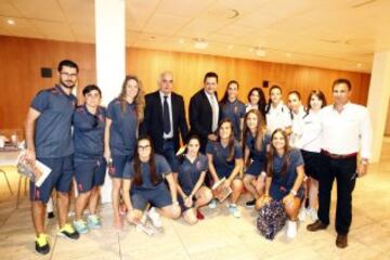 El equipo del Granada de ftbol femenino con Pedro Pablo San Martn y Tomas Roncero.