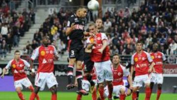 El francés del Mónaco Kurzawa remata de cabeza ante Reims.