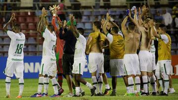 Los jugadores de Chapecoense celebran su victoria frente a Zulia con la afición desplazada.