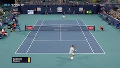 Federer achica a su rival con este punto y el público estalla