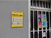 ¿Me pueden multar por poner una placa de alarma en casa sin tener el servicio contratado?