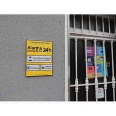 ¿Me pueden multar por poner una placa de alarma en casa sin tener el servicio contratado?