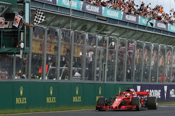 Sebastian Vettel pasando por la bandera de cuadros y convirtiéndose en el vencedor del Gran Premio de Australia. 