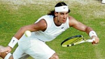 <b>MUY FIRME. </b>Nadal continúa en busca de la final de Wimbledon y ayer no dio opción al escocés Murray, al que batió devolviendo bolas como la de la imagen.