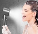 Así es la alcachofa de ducha purificante que triunfa por ser antical y proteger la piel