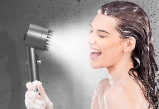 Así es la alcachofa de ducha purificante que triunfa por ser antical y proteger la piel