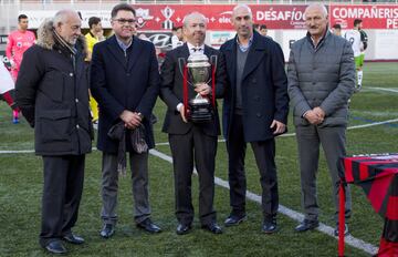 El Arenas Club recibió de Luis Rubiales, presidente de la RFEF, una réplica de la Copa del Rey ganada en 1919 al  Barcelona por 5 goles 2 en la final jugada en Madrid. En 1937, durante la Guerra Civil y a causa de un incendio, el trofeo desapareció de las vitrinas del club vizcaíno. Cien años después vuelve a las vitrinas del equipo de Getxo.
Franqui Egusquiaguirre, presidente del Arenas, con el trofeo.