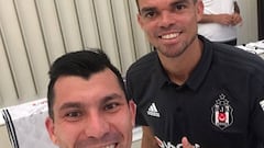 Gary Medel intimida con una foto junto al portugués Pepe