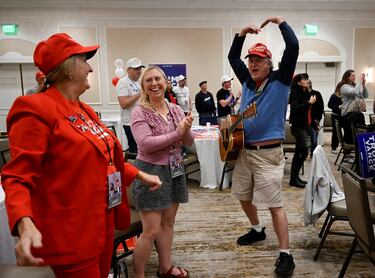 Simpatizantes del partido Republicano reaccionan a los resultados electorales durante una fiesta de observación nocturna de las elecciones republicanas en el Hotel Ingleside en Pewaukee, Wisconsin, EE. UU.