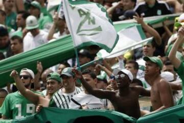 La hinchada de Nacional acompañando al equipo a las 10 de la mañana