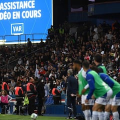 El árbitro anula un gol del PSG sin ver las imágenes en el VAR