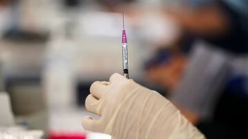 A health worker prepares a dose of China's Sinovac coronavirus disease (COVID-19) vaccine at Suvarnabhumi Airport, Bangkok, Thailand, April 5, 2021. REUTERS/Athit Perawongmetha