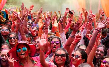 El Holi Festival es uno de los festivales más coloridos que se celebra en el mundo. La fiesta de colores se celebra durante dos días entre finales de febrero y principios de marzo. Los festejos comienzan con la última luna llena del mes lunar hindú (Phalguna). Este festivo acontecimiento se despliega en todo el país, donde una explosión de colores se eleva sobre una multitud que baila y se llena de alegría.