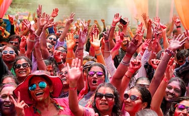 El Holi Festival es uno de los festivales más coloridos que se celebra en el mundo. La fiesta de colores se celebra durante dos días entre finales de febrero y principios de marzo. Los festejos comienzan con la última luna llena del mes lunar hindú (Phalguna). Este festivo acontecimiento se despliega en todo el país, donde una explosión de colores se eleva sobre una multitud que baila y se llena de alegría.