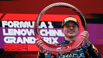 Shanghai (China), 21/04/2024.- Red Bull Racing driver Max Verstappen of the Netherlands celebrates with his trophy after winning the Formula One Chinese Grand Prix, in Shanghai, China, 21 April 2024. The 2024 Formula 1 Chinese Grand Prix is held at the Shanghai International Circuit racetrack on 21 April after a five-year hiatus. (Fórmula Uno, Países Bajos; Holanda) EFE/EPA/ALEX PLAVEVSKI
