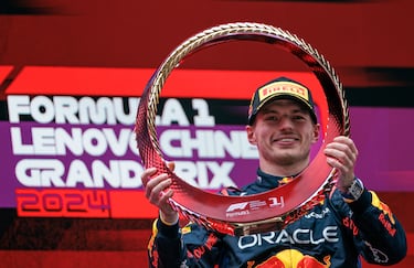 Shanghai (China), 21/04/2024.- Red Bull Racing driver Max Verstappen of the Netherlands celebrates with his trophy after winning the Formula One Chinese Grand Prix, in Shanghai, China, 21 April 2024. The 2024 Formula 1 Chinese Grand Prix is held at the Shanghai International Circuit racetrack on 21 April after a five-year hiatus. (Fórmula Uno, Países Bajos; Holanda) EFE/EPA/ALEX PLAVEVSKI
