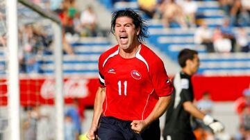 Es ídolo de la U y de River, fue campeón con la Lazio de Italia, pasó por la 'Juve' y es el segundo máximo anotador de la Roja tras Alexis Sánchez.