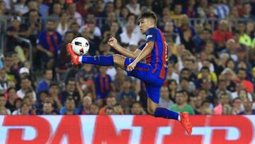 Barcelona's forward Munir El Haddadi controls the ball during the second leg of the Spanish Supercup football match between FC Barcelona and Sevilla FC at the Camp Nou stadium in Barcelona on August 17, 2016. / AFP PHOTO / PAU BARRENA