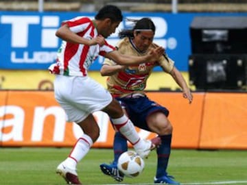 23 futbolistas chilenos vistieron la camiseta del cuadro mexicano: Angel Bustos, Aníbal González Espinoza, David Henríquez, Edgardo Fuentes, Gustavo Moscoso, Héctor Mancilla, Hernán "Indio" Castro, Hugo Droguett (en la foto), Jaime Ramírez Manríquez, Jaime Vera, José Letelier, José Luis Villanueva, Juan Carlos Vera, Juan Gutiérrez Acosta, Juan Soto Quintana, Luis Pérez Ramírez, Marco Antonio Figueroa, Oscar Rojas, Pedro Jaque, Reinaldo Navia, Rodrigo Millar, Sebastián Vegas y Diego Valdés. 
