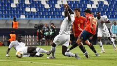 EPA9538. REGGIO EMILIA (ITALIA), 27/06/2019.- Pablo Fornals (d) de Espa&ntilde;a en acci&oacute;n contra los jugadores franceses Dayot Upamecano (i) e Ibrahima Konate (c) durante un partido por las semifinales del Campeonato Europeo Sub-21 de la UEFA 2019