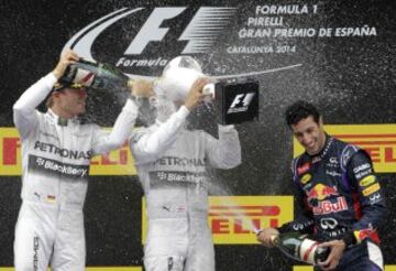 El piloto británico, Lewis Hamilton, del equipo Mercedes (c), junto a su compañero, el alemán Nico Rosberg (i), que fue segundo, y el australiano Daniel Ricciardo, del equipo Red Bull, tercero.