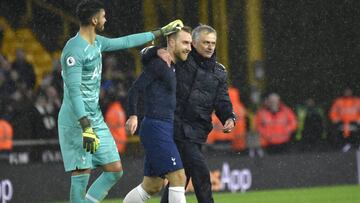 Mourinho felicita a Chistian Eriksen, tras el partido de la Premier ante el Wolverhampton.