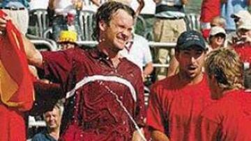 <b>FIESTA.</B> El triunfo decisivo de Moyá provocó que sus compañeros le bañaran en champán.