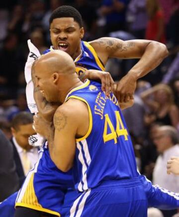 Spurs 129 - Warriors 127 (1-0). Los jugadores de los Warriors, Kent Bazemore y Richard Jefferson, celebran una canasta.