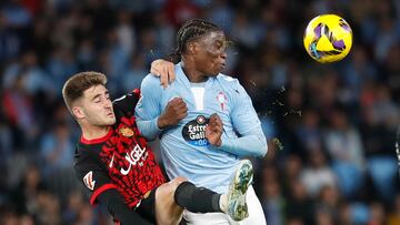 Ilaix Moriba, jugador del Celta, pugna con Robert Navarro, del Mallorca, durante el partido disputado por el conjunto gallego y el balear en Balaídos.