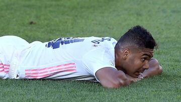 Casemiro, tumbado sobre el césped de La Cerámica.