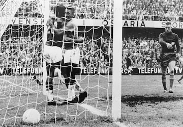 Mundial de Suecia. Final, 29 de junio de 1958. Brasil-Suecia. Pelé, con 17 años, se convierte en el jugador más joven de los Mundiales en marcar seis goles en cuatro partidos. En la imagen, con Vavá celebrando uno de los dos goles que anotó en la final. A la derecha aparece el portero sueco Kalle Svensson.