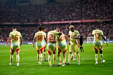 La última de ellas fue con La Roja vestida de amarillo y a domicilio frente a Turquía. En la clasificación para el Mundial 2026, los turcos, con un gran equipo, fueron arrollados por los españoles. Pedri demostró su calidad, marcando un doblete y liderando el centro del campo de la selección en un partido, donde Merino anotó un hat-trick y Ferran puso la guinda para completar el set. 