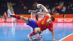 Miguel Mellado disputa un bal&oacute;n con Pany durante el partido de cuartos de final entre Espa&ntilde;a y Portugal en el Mundial de F&uacute;tbol Sala de Lituania 2021.