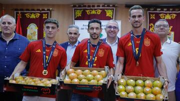 Gavi, Navas y Fabián, con cajas de tomates.