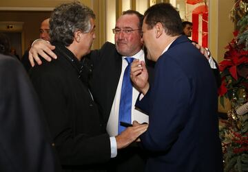 Luis Gómez, general manager de Iberdrola, y Felipe de Lucas, director general comercial de PRISA, charlan distendidamente con Tomás Roncero antes de la Gala de As.