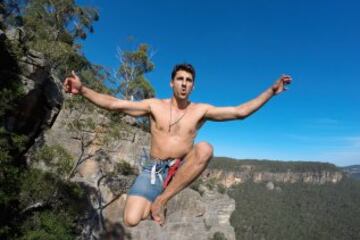 El slackline es un deporte extremo de equilibrio en el que se usa una cinta (normalmente elástica) que se engancha entre dos puntos fijos y se tensa. No se usa ninguna herramienta para ayudar a mantener el equilibrio. Se pueden realizar saltos, movimientos dinámicos, posturas de yoga incluso acrobacias. 