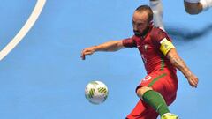 Portugal&#039;s Ricardinho kicks the ball during a Colombia 2016 FIFA Futsal World Cup final match against Iran at the Coliseo El Pueblo stadium, in Cali, Colombia on October 1, 2016. / AFP PHOTO / LUIS ROBAYO